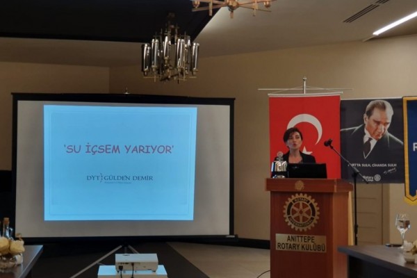 Uz.Dyt.Gülden Demir Anıttepe Rotary Kulübü üyelerine " Su İçsem yarıyor" konulu güzel bir konuşma yaptı