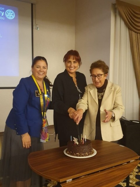 Anıttepe Rotary Kulübündeki Kasım ayında doğan dostlarımızın doğum gününü kutladık.