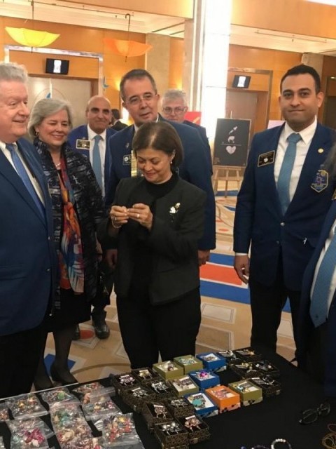 Güney Rotary Dünya Başkanımız Mark Molaney'e GDG Canan Ersöz Boncuk Ali ve Ayşe'lerimizi Takdim ediyor