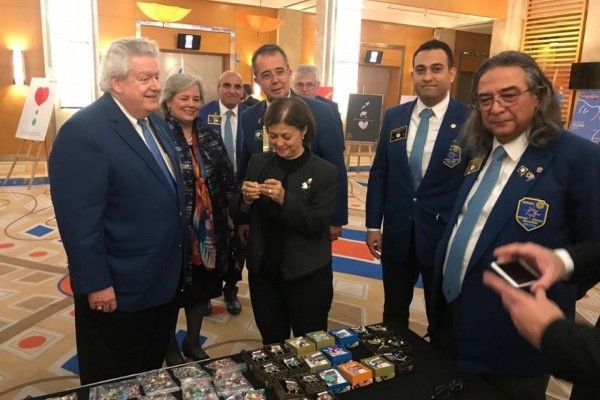 Güney Rotary Dünya Başkanımız Mark Molaney'e GDG Canan Ersöz Boncuk Ali ve Ayşe'lerimizi Takdim ediyor