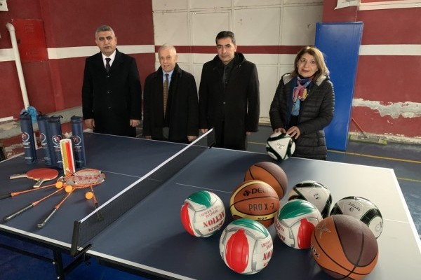 TUT ÇOK PROGRAMLI ANADOLU LİSESİNE SPOR MALZEMESİ VERİLDİ