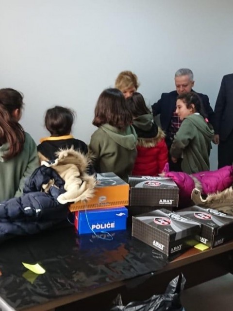 KORU ROTARY  KULÜBÜ  Yeşiltepe rotary Orta Okulunda İhtiyaç sahibi  24 öğrenciye  bot ve  mont  aldı 