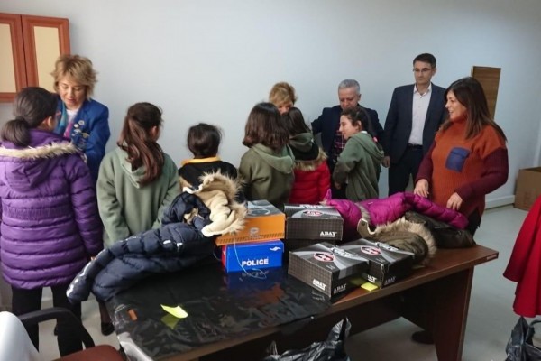 KORU ROTARY  KULÜBÜ  Yeşiltepe rotary Orta Okulunda İhtiyaç sahibi  24 öğrenciye  bot ve  mont  aldı 