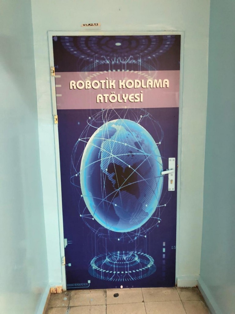 Koru Rotary Kulübü olarak 4 Şubat  salı günü  Değerli Guvernörümüz  Hakan Karaalioğlu'nun katılımı  ile   dönem projemiz  olan ROBOTİK  KODLAMA ATÖLYEMİZİN açılışını yaptık