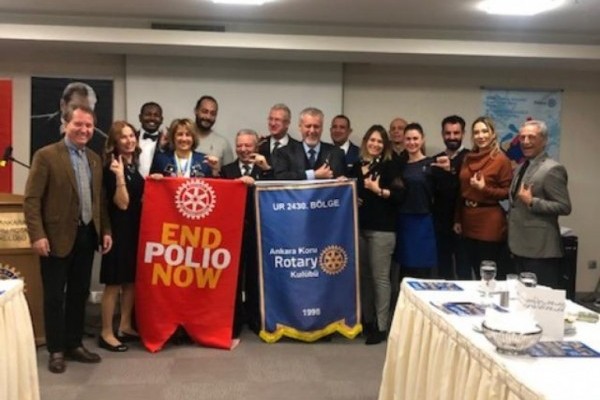 Koru Rotary  Kulübü 17  şubat toplantımızda  Boncuk Ali & Boncuk Ayşe lerimizi taktık