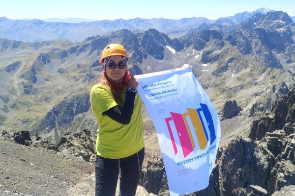 ORDU ROTARY KULÜBÜNÜN HOBİ KOMİTESİ 30 AĞUSTOS ZAFER BAYRAMINI, ALTIPARMAK DAĞLARINDA KUTLADI.
