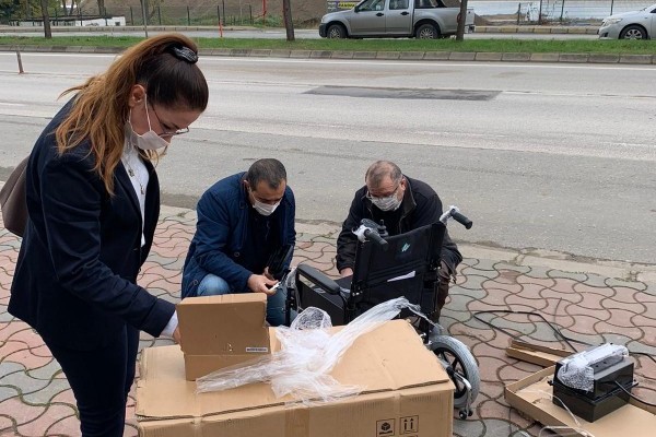 ORDU ROTARY KULÜBÜ GÜLYALI BELEDİYESİ İLE BİRLİKTE BİR ENGELLİ BİR VATANDAŞIMIZA AKÜLÜ TEKERLEKLİ SANDALYE HEDİYE ETTİ.