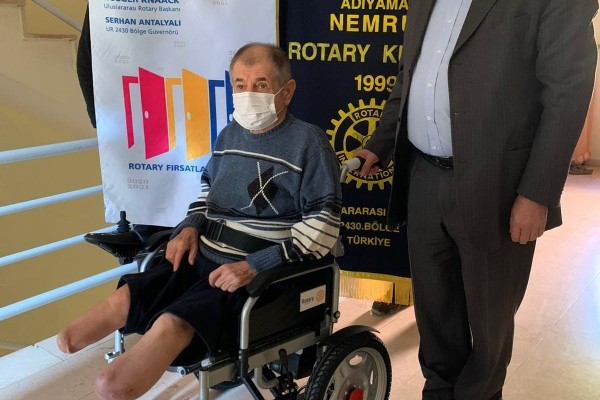 AKÜLÜ TEKERLEKLİ SANDALYE İLE YENİDEN EVİNDEN DIŞARI ÇIKACAK 