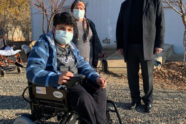 AKÜLÜ TEKERLEKLİ SANDALYELERİNE KAVUŞTULAR