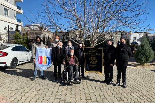 AKÜLÜ TEKERLEKLİ SANDALYESİNE KAVUŞTU 
