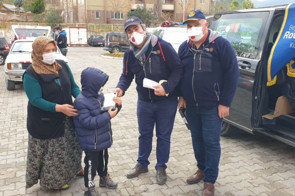 Ankara Beysukent Rotary Kulübü - İzmir Depreminde Yuvaları Yıkılan Ailelerin Çocukları Eğitimden Uzak Kalmasınlar Diye Düzenlediğimiz 100 Adet tablet teslimi