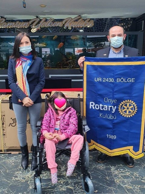 Ünye Rotary Kulübü ve Samsun Kulüpleri beraber düzenlenen törenle Spina Bfidalı çocukları sevindirdi.