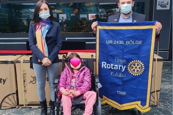 Ünye Rotary Kulübü ve Samsun Kulüpleri beraber düzenlenen törenle Spina Bfidalı çocukları sevindirdi.