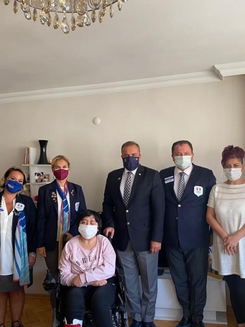 ANKARA GAZİ ROTARY KULÜBÜ - SABAHATTİN KIRTUNÇ TEKERLEKLİ SANDALYE BAĞIŞI 