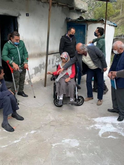 3 ENGELLİ KARDEŞ AKÜLÜ TEKERLEKLİ SANDALYELERİNE KAVUŞTU