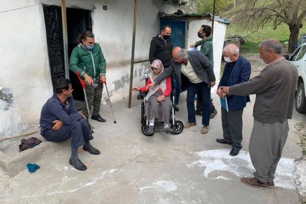 3 ENGELLİ KARDEŞ AKÜLÜ TEKERLEKLİ SANDALYELERİNE KAVUŞTU