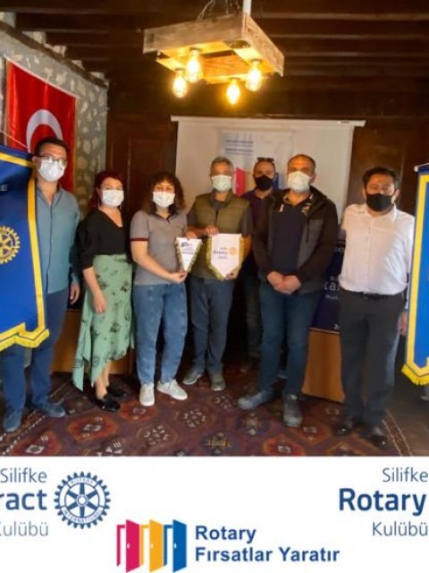SİLİFKE-ZEUGMA ROTARY KULÜPLERİ OKUL KIYAFETİ ve KİTAP BAĞIŞI