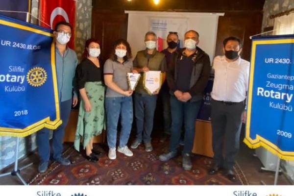 SİLİFKE-ZEUGMA ROTARY KULÜPLERİ OKUL KIYAFETİ ve KİTAP BAĞIŞI