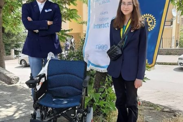 Ankara Maltepe Rotary Kulübü Sinan Yaşar' ın ınteractlarımızı desteklemek için hediye ettiği akülü tekerlekli sandalye