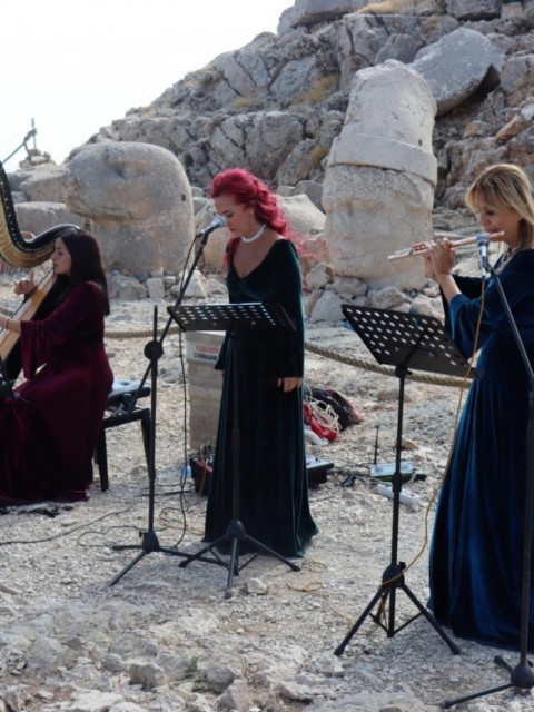 NEMRUT DAĞININ ZİRVESİNDE ÇOCUK FELCİ VE KOVİD-19 SALGININA DİKKAT ÇEKMEK İÇİN KONSER DÜZENLENDİ
