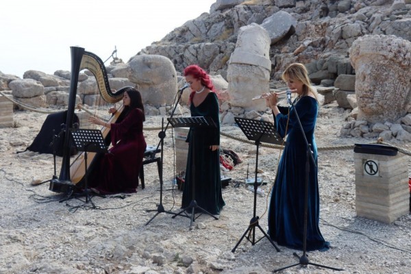 NEMRUT DAĞININ ZİRVESİNDE ÇOCUK FELCİ VE KOVİD-19 SALGININA DİKKAT ÇEKMEK İÇİN KONSER DÜZENLENDİ