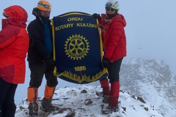 ORDU ROTARY KULÜBÜ BAYRAĞI ERCİYES DAĞI ZİRVESİNDE