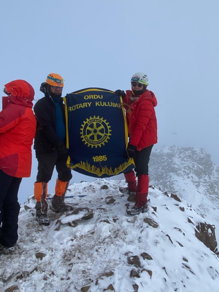 ORDU ROTARY KULÜBÜ BAYRAĞI ERCİYES DAĞI ZİRVESİNDE