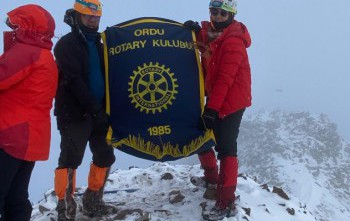 ORDU ROTARY KULÜBÜ BAYRAĞI ERCİYES DAĞI ZİRVESİNDE