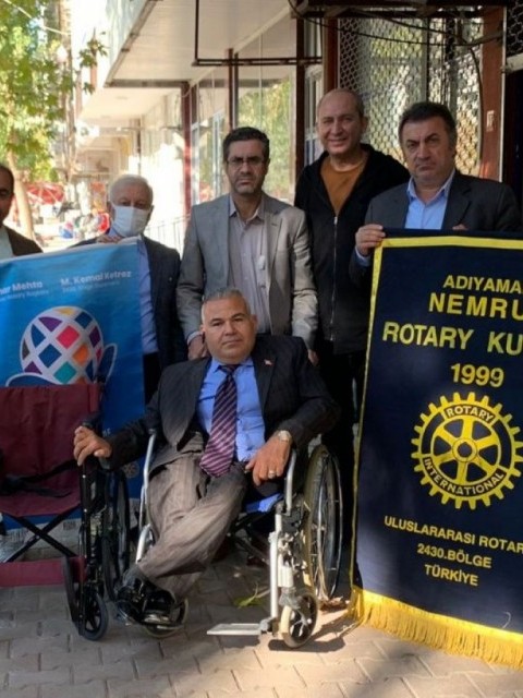 ROTARY’DEN İHTİYAÇ SAHİBİ ENGELLİLERE TEKERLEKLİ SANDALYE DESTEĞİ 