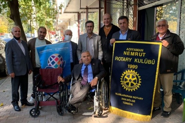 ROTARY’DEN İHTİYAÇ SAHİBİ ENGELLİLERE TEKERLEKLİ SANDALYE DESTEĞİ 