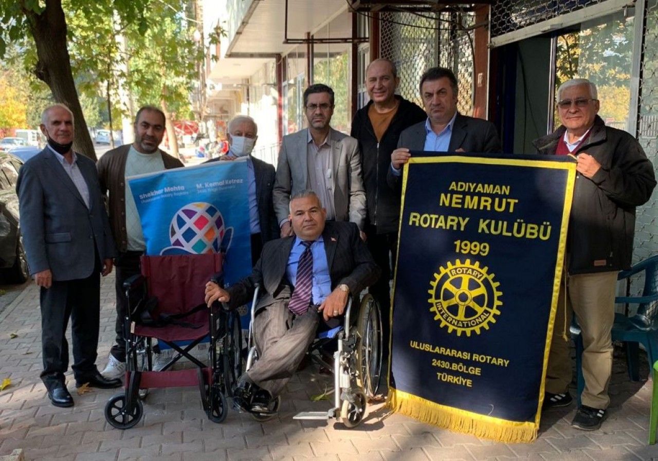 ROTARY’DEN İHTİYAÇ SAHİBİ ENGELLİLERE TEKERLEKLİ SANDALYE DESTEĞİ 