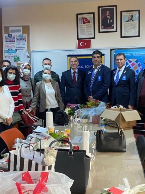 24.11.2021- “Değerli Öğretmenlerimizin Öğretmenler Günü Kutlu olsun.” Yenimahalle Rotary Kulübümüz, günün önem ve anlamı çerçevesinde Mamak Kuva-yi Milliye Ortaokulunda Okul Öğretmenleriyle birlikte kutlama törenine Katıldı.