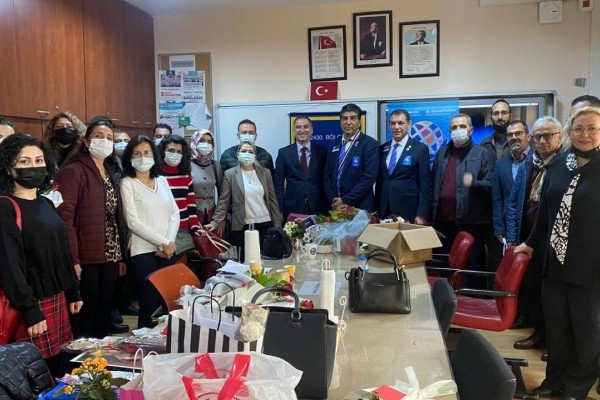 24.11.2021- “Değerli Öğretmenlerimizin Öğretmenler Günü Kutlu olsun.” Yenimahalle Rotary Kulübümüz, günün önem ve anlamı çerçevesinde Mamak Kuva-yi Milliye Ortaokulunda Okul Öğretmenleriyle birlikte kutlama törenine Katıldı.