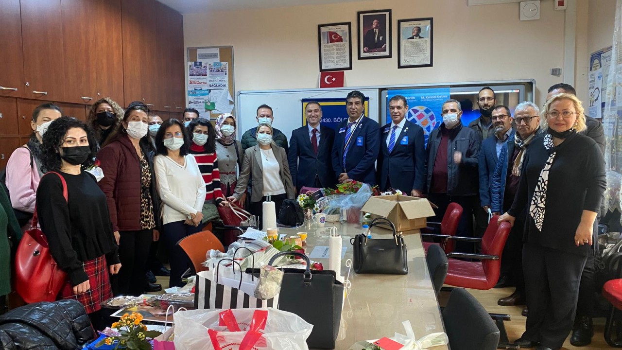 24.11.2021- “Değerli Öğretmenlerimizin Öğretmenler Günü Kutlu olsun.” Yenimahalle Rotary Kulübümüz, günün önem ve anlamı çerçevesinde Mamak Kuva-yi Milliye Ortaokulunda Okul Öğretmenleriyle birlikte kutlama törenine Katıldı.