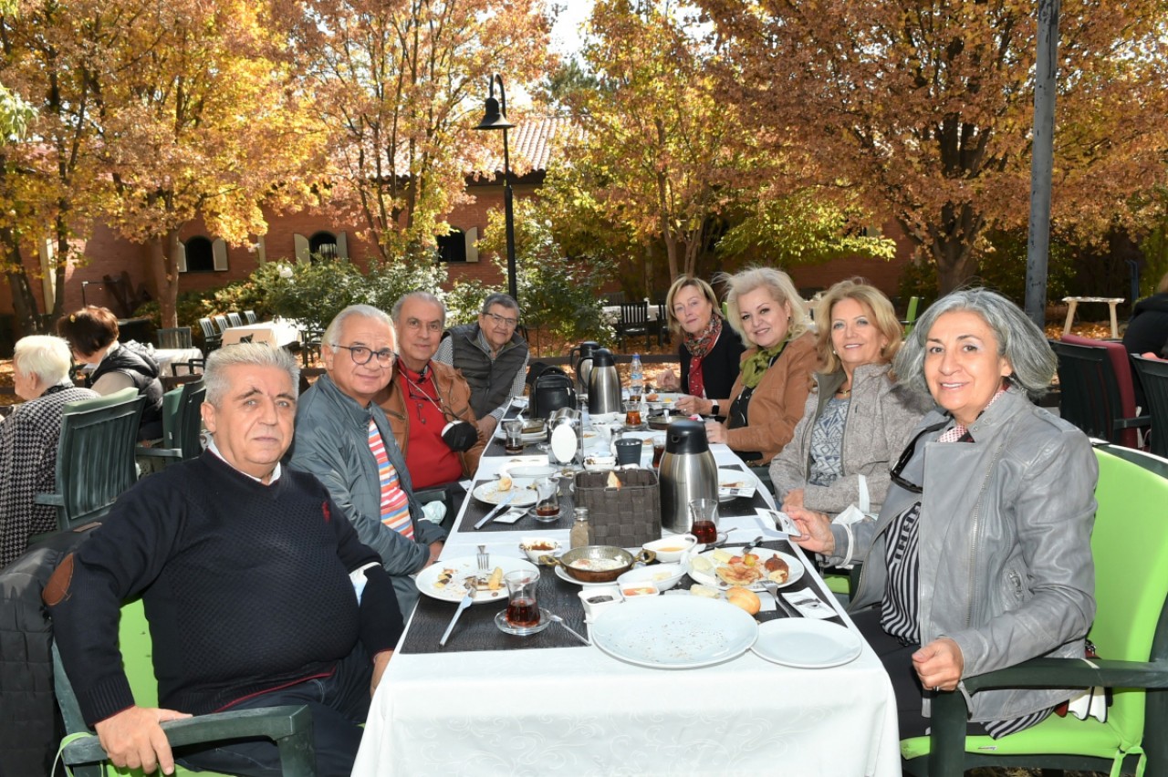ANKARA KAVAKLIDERE RK Ankara Kavaklıdere RK. Rotaract ve eski üye eşleri ile B runch düzenleyip Sağlık Projelerimize Fon yarattık  ayrıca   SERÇEV etkinliği.