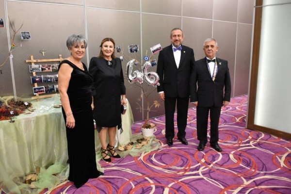 Kuruluş Gecemze Guvernörümüzün ve Eşinin Katılım. Onur Üyesi olan Ressam Hikmet ÇETİNKAYA'ya Rotary Rozeti Takılması Töreni.