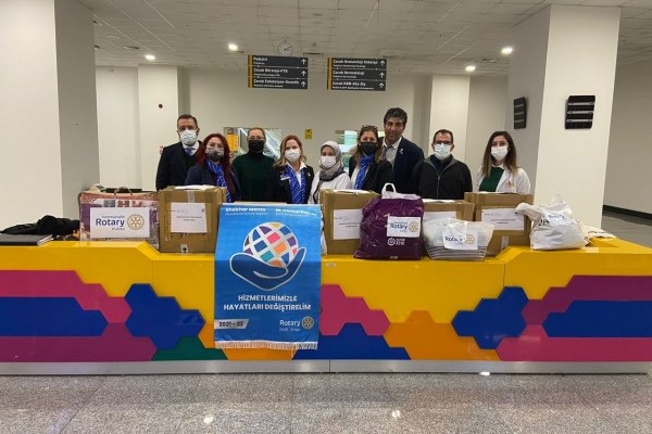 09.12.2021 Perşembe günü (bugün) Bilkent Şehir Hastanesi Onkoloji bölümüne, Proje dahilinde atkı ve berelerimizi Bahçelievler RK ile birlikte teslim ettik.