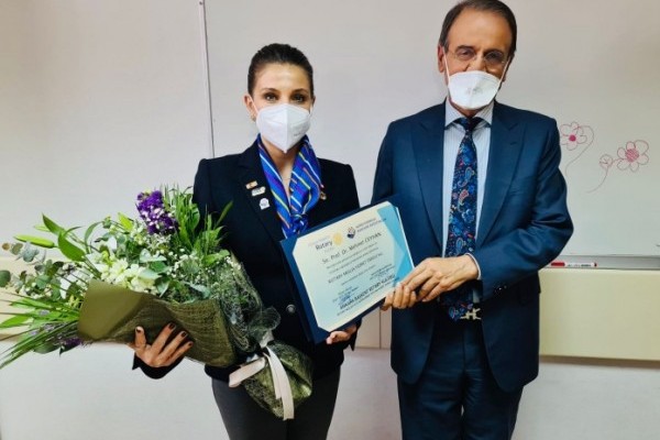 Ankara-Başkent RK Meslek Hizmetleri ödülü Prof Dr Mehmet CEYHAN'a verildi