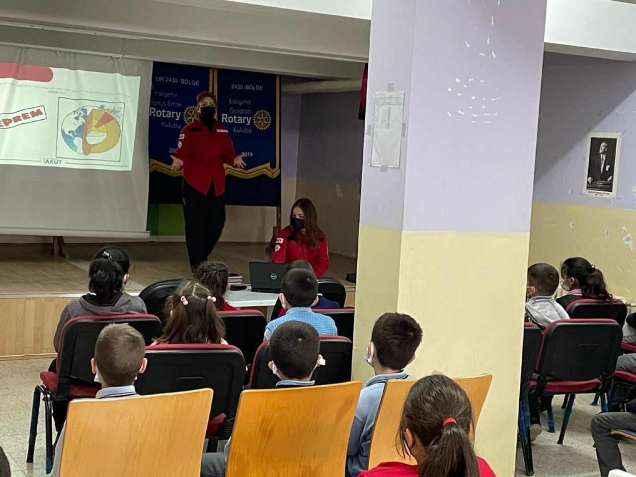 Eskişehir Gordion Rotary Kulübü  Çifteler Fatih İlkokulu'nda  Deprem eğitimi